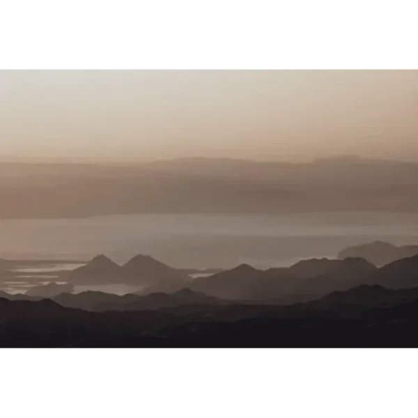 Skadarsko jezero ujutro, u izmaglici.