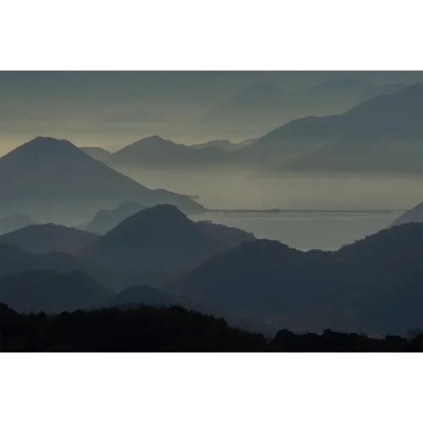 Bezbroj horizonata u plavoj boji i skadarsko jezero ušuškano imađu njih